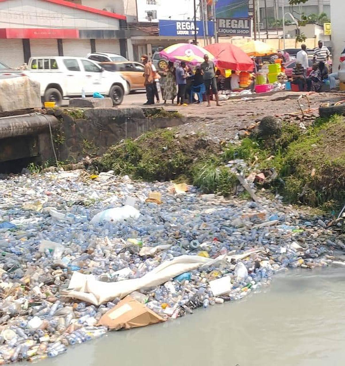 Lees meer over het artikel Rivieren in Kinshasa zijn verworden tot openbare vuilnisbakken (CongoForum)