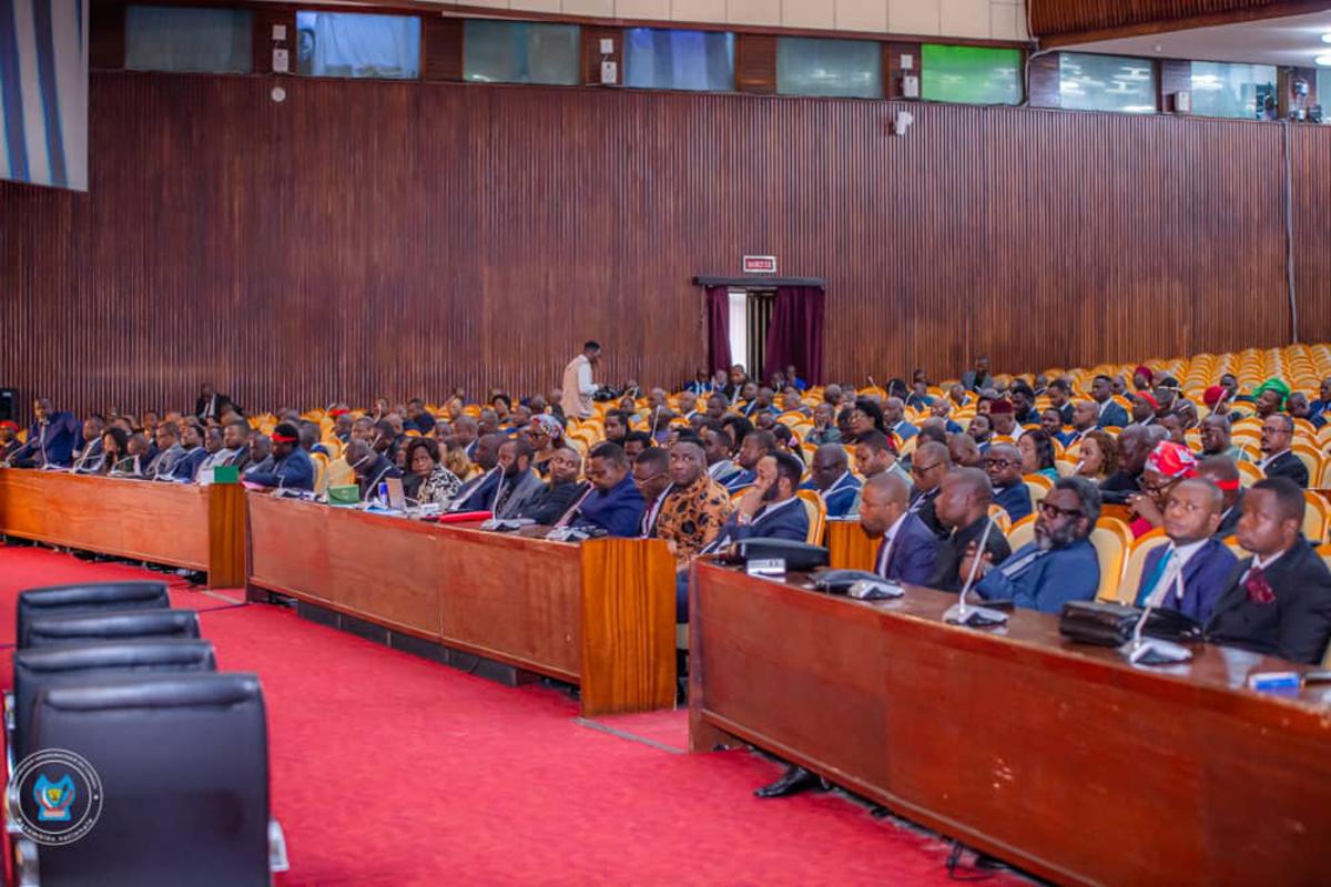 Read more about the article Référendum en RDC: Félix Tshisekedi demande une nouvelle délibération de la loi après les réserves de la Cour constitutionnelle (CongoForum)