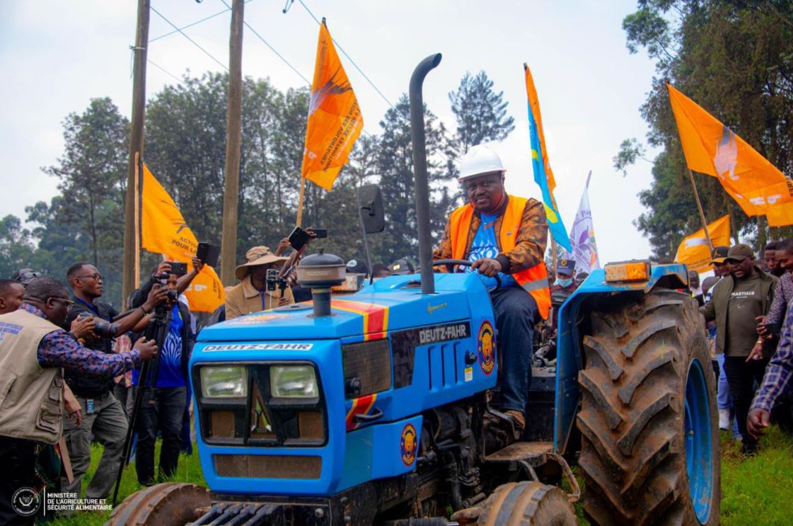 Read more about the article Nord-Kivu: le gouvernement lance à Musienene la construction d’une usine de montage de 1 500 tracteurs agricoles (CongoForum)