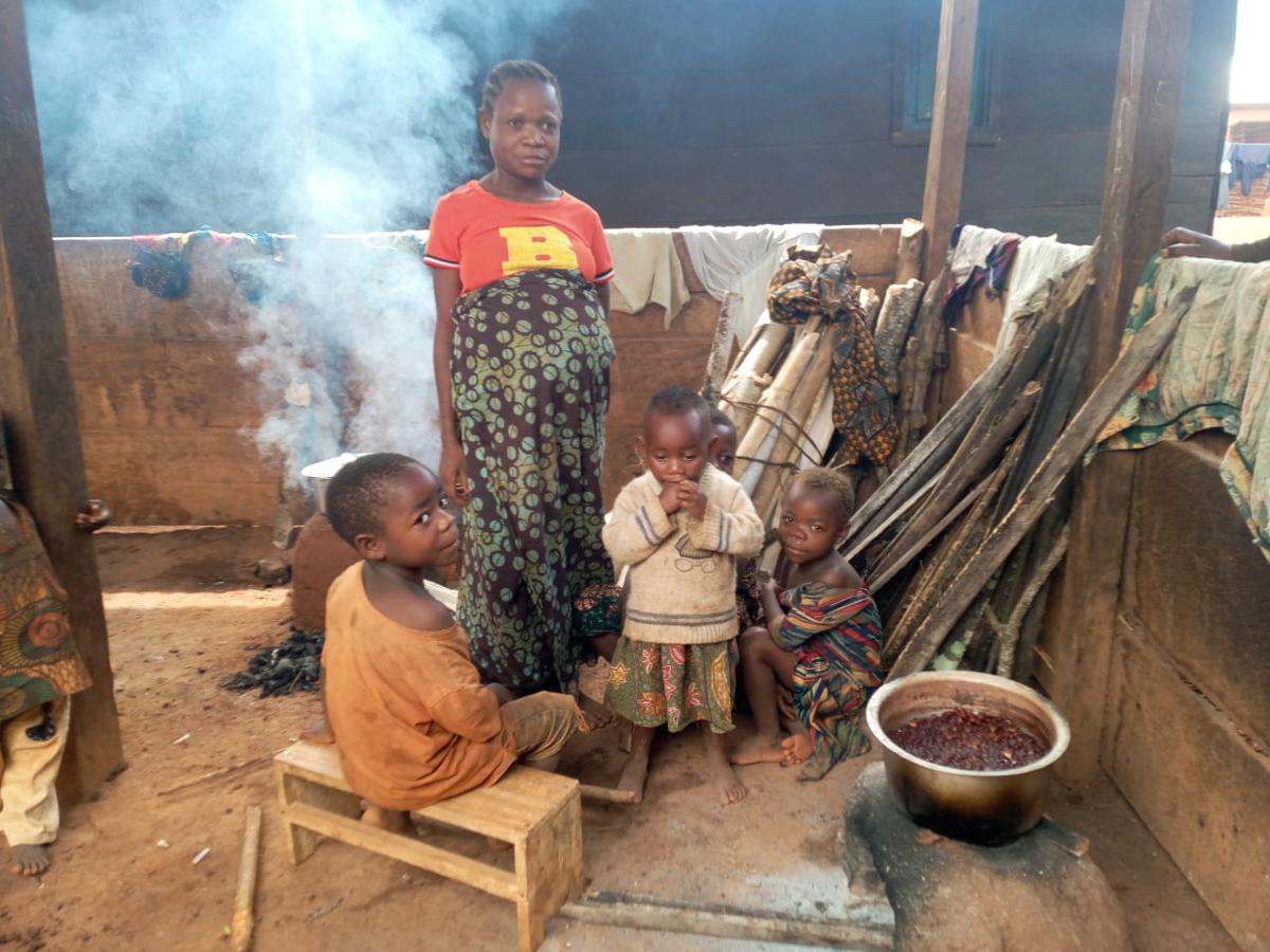 Lees meer over het artikel Beni: meer dan 60 ontheemde pygmeeënfamilies zonder genoeg voedsel en onderdak (CongoForum)