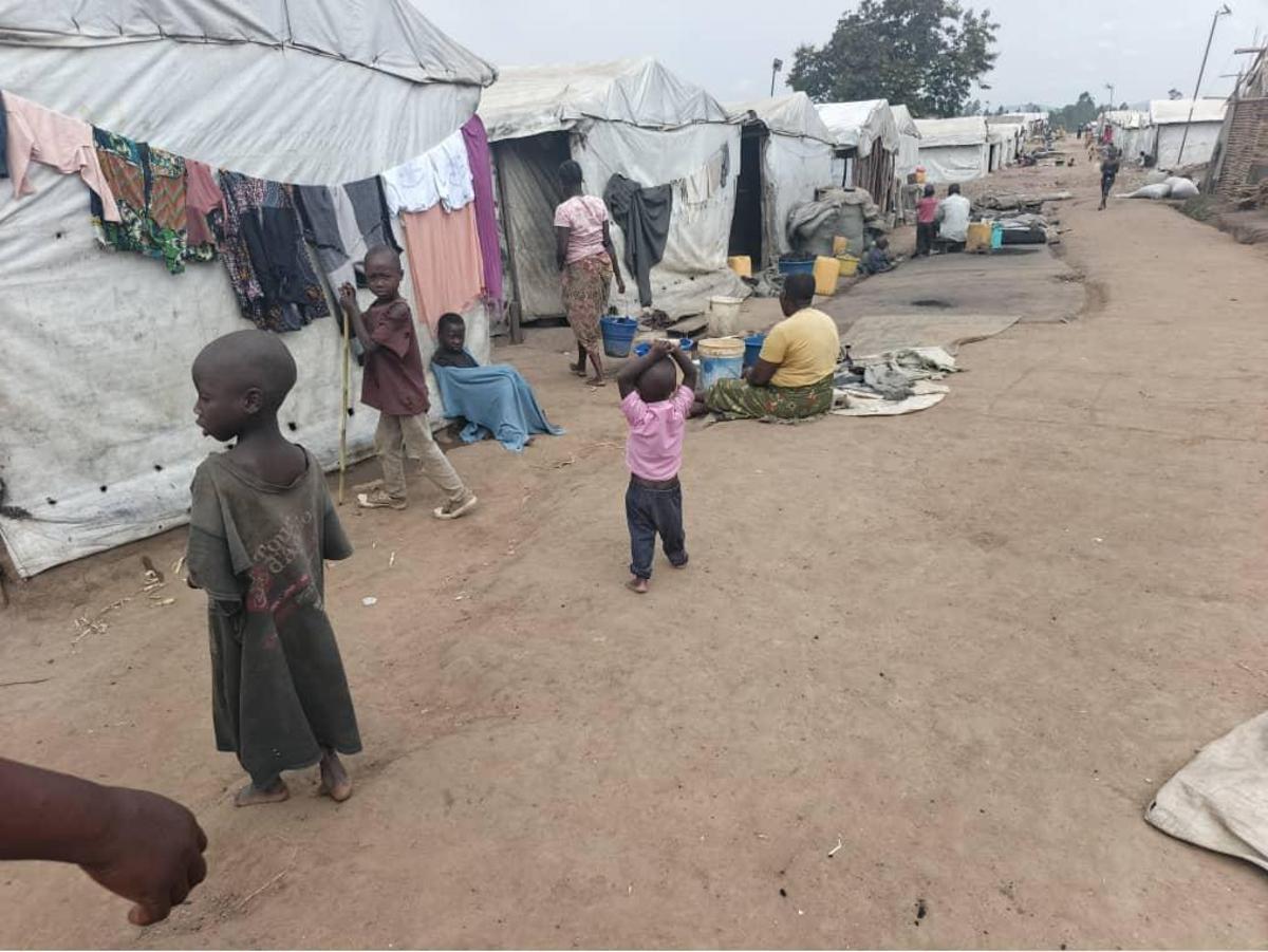 Lees meer over het artikel Bevestigde ebolagevallen in ontheemdenkampen brengen epidemie in Congo in kritieke fase (CongoForum)