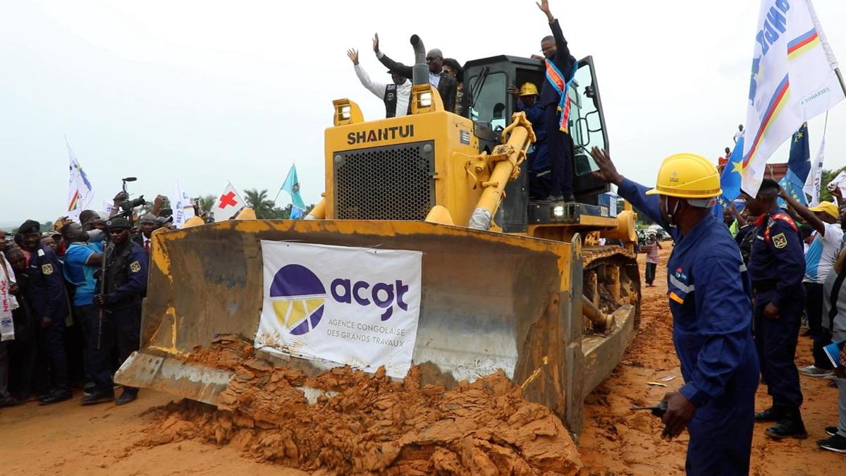 Lees meer over het artikel Haut-Katanga: wegenwerken moeten verkeer met Zambia aanzienlijk vergemakkelijken (CongoForum)
