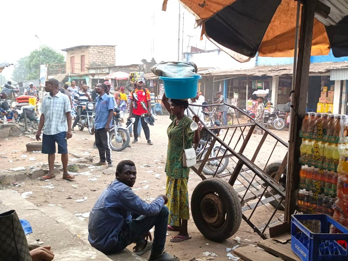 Lees meer over het artikel Water in zakjes: erg populair in Mbuji-Mayi, maar gevaarlijk voor gezondheid (CongoForum)