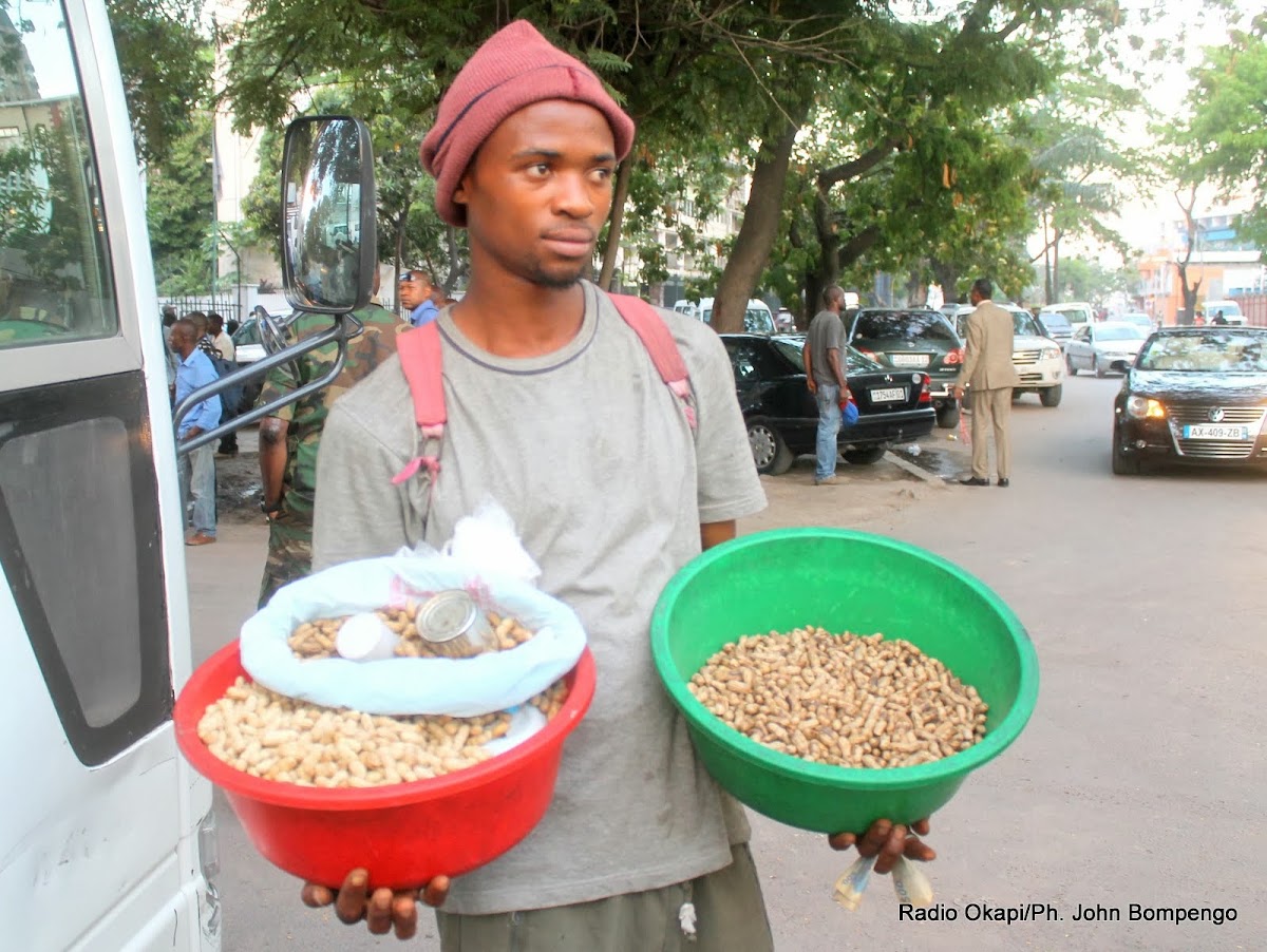 Lees meer over het artikel Kinshasa: verkopen op straat, als alternatief voor stelen of bedelen (CongoForum)