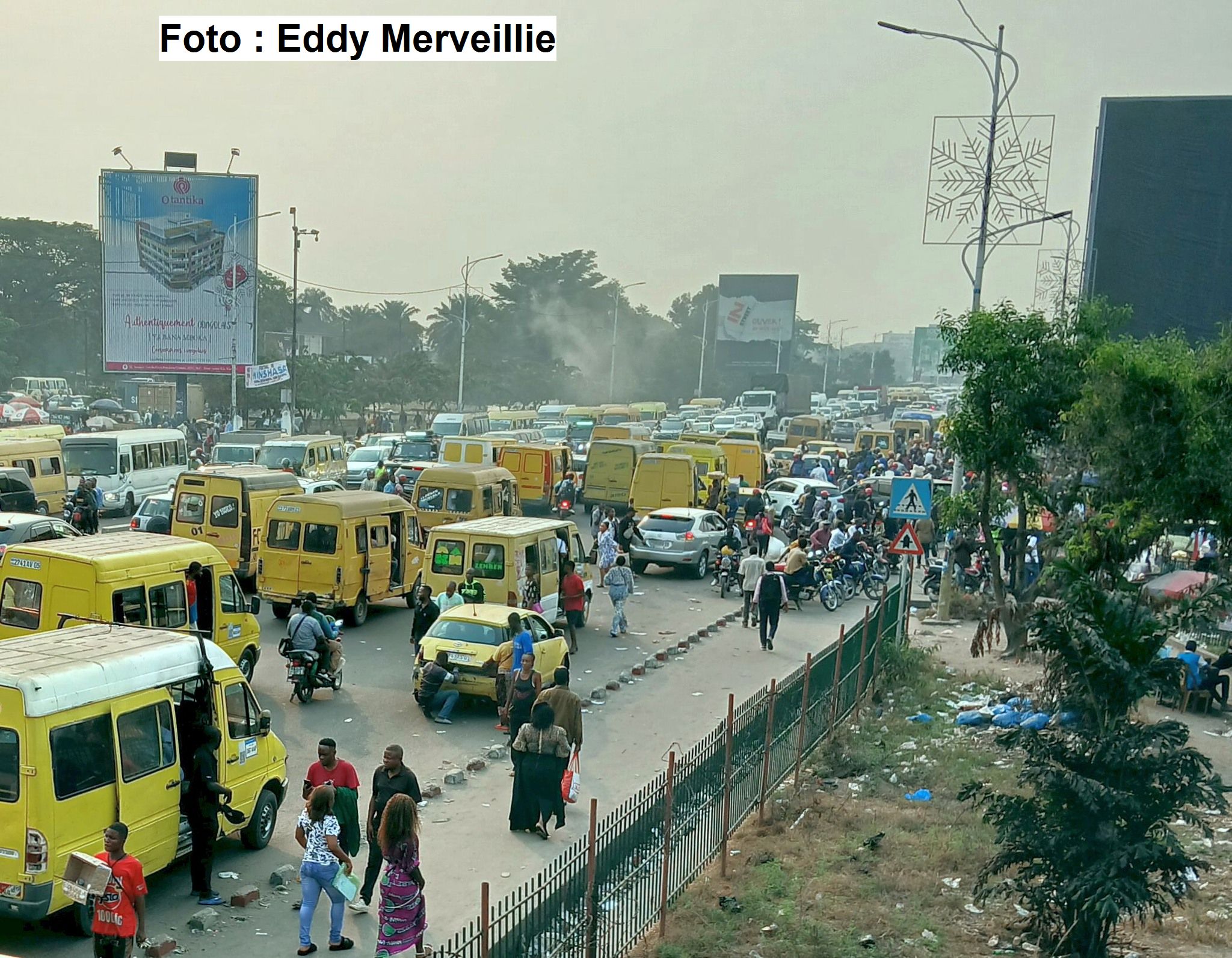 Lees meer over het artikel Hulpagenten moeten helpen om verkeer beter te regelen in Kinshasa (CongoForum)